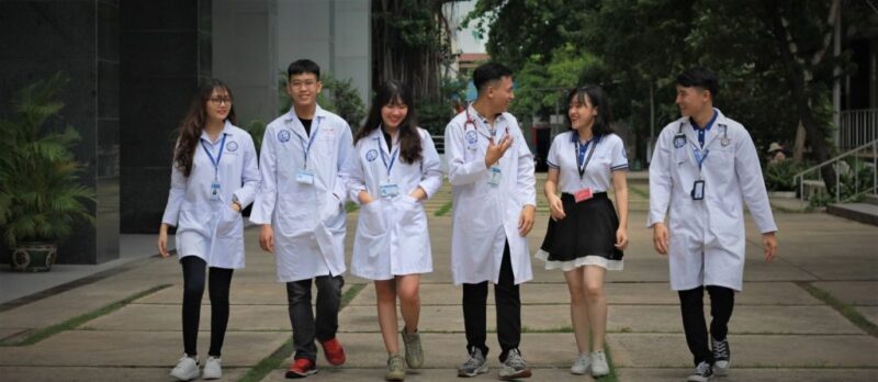 Áo Blouse Sinh Viên Thực Tập - Bí Quyết Trở Thành Người Thầy Thuốc Tương Lai Đầy Tự Tin
