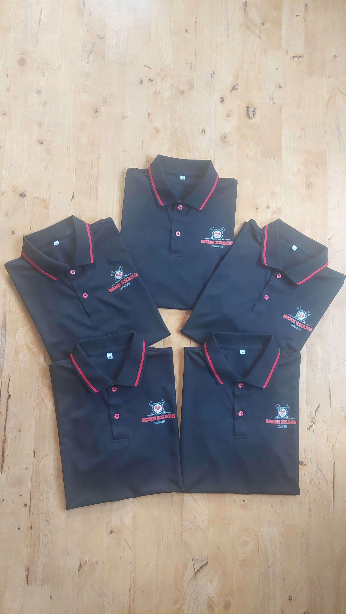 áo đồng phục màu đen