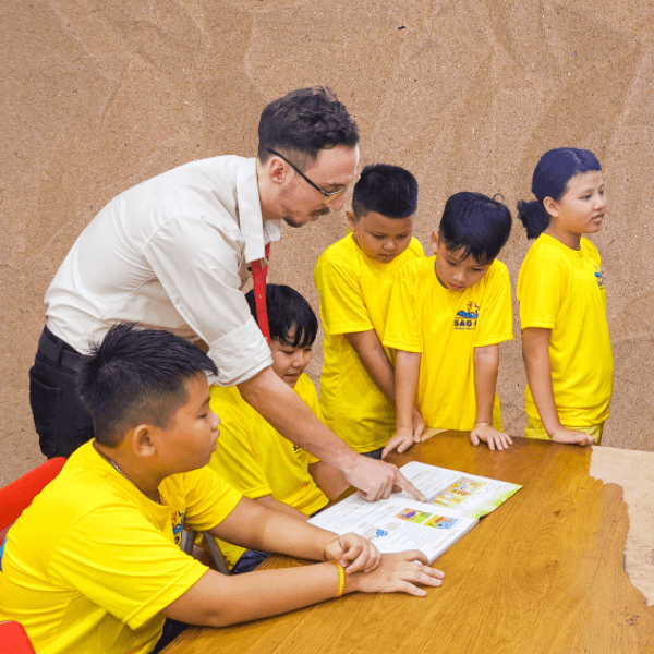 đồng phục tiếng anh màu vàng