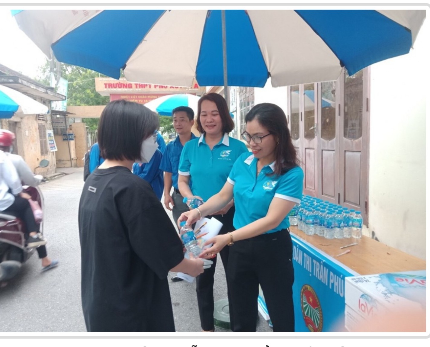 Thiết Kế Áo Hội Phụ Nữ: Phong Cách & Xu Hướng Hiện Đại