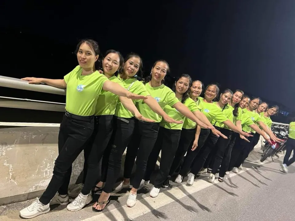 Thiết Kế Áo Hội Phụ Nữ: Phong Cách & Xu Hướng Hiện Đại