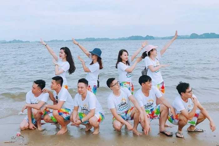 Xu Hướng Áo Đồng Phục Đi Biển Tết 2024 Độc Đáo