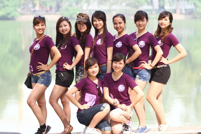 Xu Hướng Áo Đồng Phục Đi Biển Tết 2024 Độc Đáo