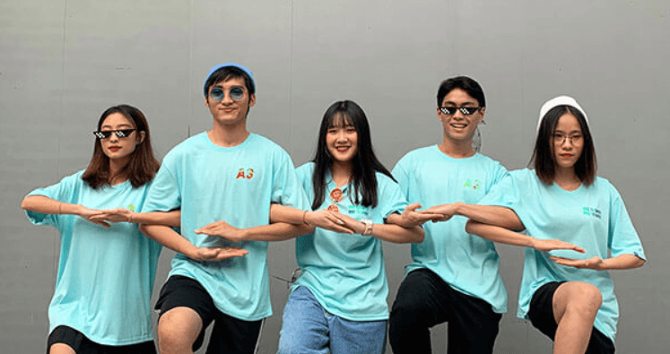 Phong Cách Đồng Phục Nhóm Bạn Thân Độc Đáo Gây Sốt Mạng Xã Hội